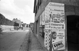 Vörstetten: Laden mit verschandelnden Reklameschildern; nahe