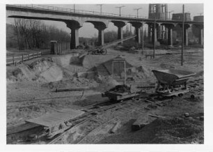Industrie-Kraftwerk. Aufgeständerte Trasse der Grubenbahn (alte Trasse), davor Baustelle für die neue Trasse, dort Bandförderer und Feldbahn : Lauta (Niederlausitz). Industrie-Kraftwerk. Aufgeständerte Trasse der Grubenbahn (alte Trasse), davor Baustelle für die neue Trasse, dort Bandförderer und Feldbahn