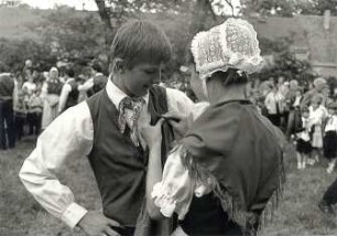 Maibaumwerfen in Königswartha : Ort: Rakecy / Königswartha. Maibaumwerfen, junges Paar in Tracht