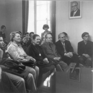 Internationales Musikseminar der DDR in Weimar, Juli 1974. Ehrengast David Oistrach (1908-1974; Geiger) mit Gattin und Hans Rudolf Jung, Rektor der Hochschule für Musik "Franz Liszt" Weimar, unter den Zuhörern des Meisterkurses Violine