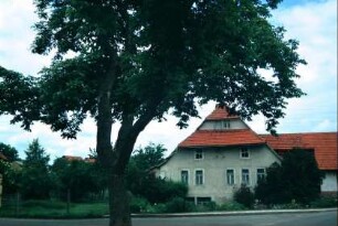 Gebäude mit besonderer Giebelkonstruktion, sehr breit