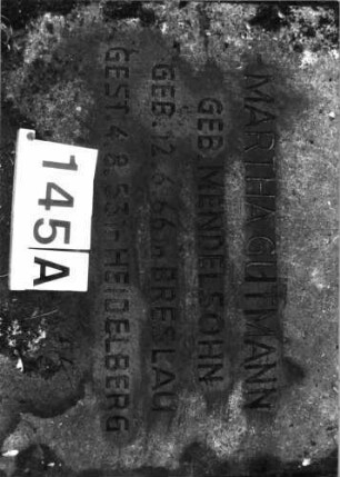 Grabstein 145 (Index: 100091144) Material: Granit Zustand: gut Maße HxBxT: 200x80x40 cm Beschreibung: Grabplatte auf erhöhter Grabeinfassung: Grabstein 145A