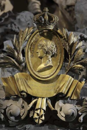 Doppelsarkophag von Maria Theresia und Franz I. — Sarkophagdeckel mit dem Kaiserpaar — Bildmedaillon der Königin Maria Karolina von Neapel und Sizilien im Angedenken an ihre Mutter