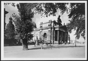 Kunstakademie, Lipsius-Bau : Dresden-Altstadt. Ausstellungsgebäude des Sächsischen Kunstvereins (1887-1894; K. Lipsius). Eingangsseite (von der Brühlschen Terrasse), links die Frauenkirche