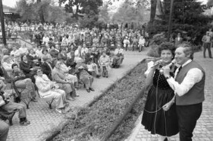 "Lachende Seebühne" von Conférencier Dieter Farrenkopf auf der Seebühne im Stadtgarten