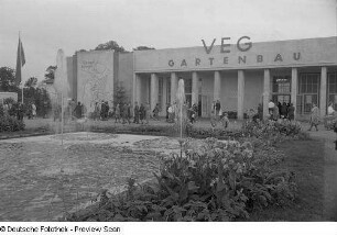 Außenansicht des Messepavillons der VEG Gartenbau mit Springbrunnen davor
