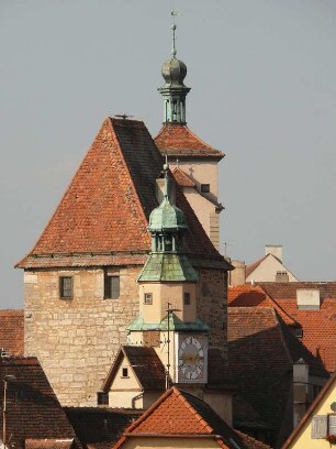 ganz hinten: Weißer Turm, Mitte Markusturm, davo Röderbogen mit Uhr