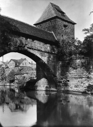 Nürnberg - Herbst an der Mauer, Pegnitzzuschluß : Nürnberg. Gedeckte Brücke über die Pegnitz