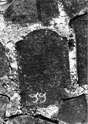 Grabstein 99 (Index: 99796505) Material: Sandstein Zustand: gut Maße HxBxT: 0x0x0 cm Beschreibung: Stele, eingezogener Segmentbogenabschluß, Schriftfeld eingetieft: Grabstein 99