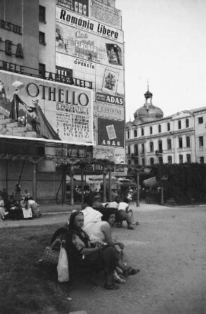 Reisefotos Rumänien. Straßenbild mit Kinoplakaten (wahrscheinlich in Bukarest)