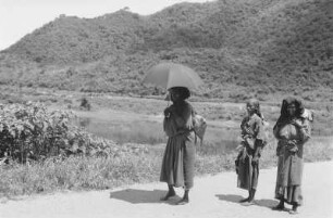 Frauen und ein Mädchen am Fluss (Äthiopienreise 1937/1938 - 10. Fahrt nach Assab)