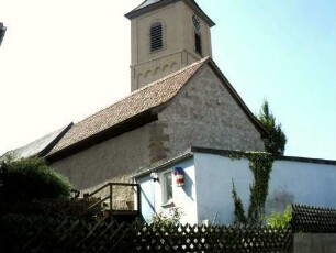 Ansicht von Ostnordosten mit Kirchturm (im Kern frühgotisch) über Kirchhofmauer mit innen angebauten Gaden (Dächer verändert)