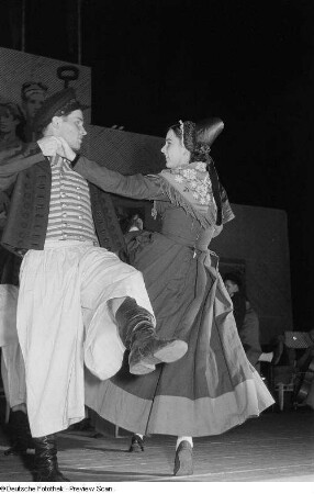 Personen bei einer Tanzvorführung auf der Leipziger Herbstmesse 1954