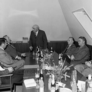 Verabschiedung des Schiedsmannes für das Amt Siek, Hans Martens, mit Amtsvorsteher Karl Fach, Amtsrichter Helmut Kubick, Trittau, Bürgermeister Willy Soltau, Braak, und dem neuen Schiedsmann Heinz Menzel am 23. November 1975