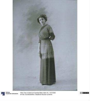 Frau in Kleid von Gustave Beer