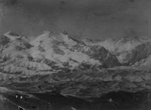 Gebirgszug : Panorama eines schneebedeckten Gebirgszugs im Tian Shan Hochgebirge