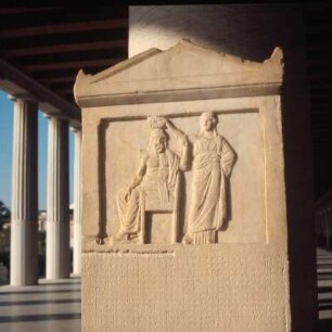 Athen. Agorá-Museum: Die Demokratie krönt den Demos von Athen. Inschrift verdammt die Tyrannis; 336 v. Chr. Ott9