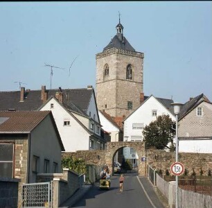 Neukirchen (Schwalm-Eder-Kreis). Ortsteilansicht. Blick gegen Turm der Nikolaikirche (16. Jh.)