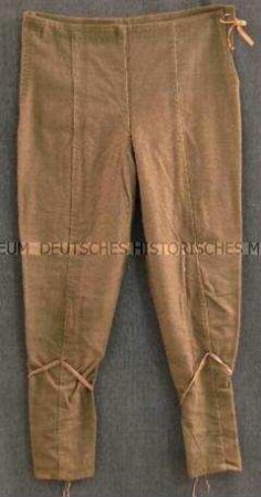Hose - Kostüm eines Bauern, Nachbildung (Kittel, Hemd, Hose, Haube)