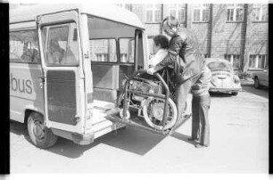 Kleinbildnegativ: Bus für Menschen mit Behinderung, 1979