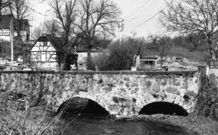 Triebischtal-Taubenheim. Alte Brücke, im Hintergrund das Gelände der ehem. Niedermühle