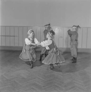 Ensemble - Tanzszenen : Tanzgruppe des Staatlichen Ensembles für sorbische Volkskultur