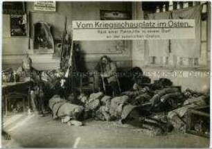 Schlafende Soldaten in improvisierter Unterkunft in Ostpreußen