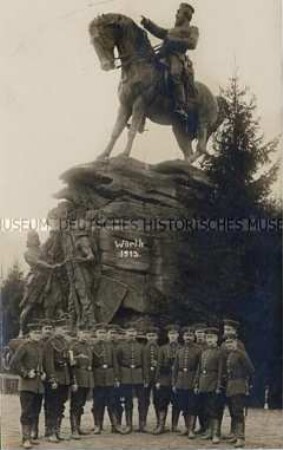 Soldaten vor dem Kaiser-Friedrich-Denkmal in Wörth (Elsass)