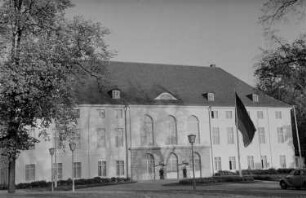 Reportage: Präsident Wilhelm Pieck im Schloss Niederschönhausen : Schloss Niederschönhausen (Außenansicht)