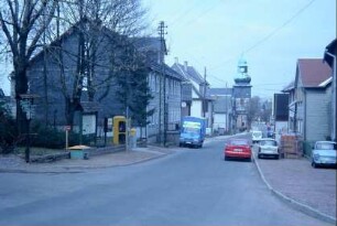 Straßenzeile in Richtung Kirche