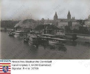 Mainz, Teilansicht mit Rheinufer und Schiffen