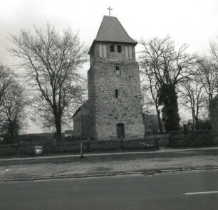 Krugau. Dorfkirche (1401/1415, Turmdach 1821). Chorfenster