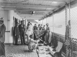Händler : Händler auf dem Deck des Dampfschiffes Usambara