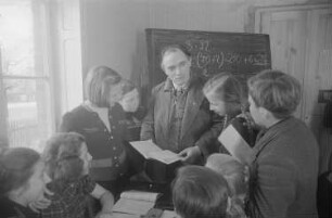 Reportage über Schulklassen : Schüler mit Lehrer während des Mathematik-Unterrichts