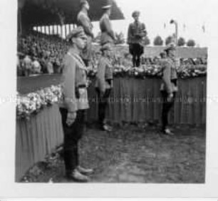 Hitler bei Veranstaltung mit der Hitlerjugend