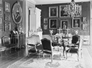 Schloss Sibyllenort : Sibyllenort (Szczodre, Polen). Schloss, Inneres, Wohnraum mit Sitzgruppe und Portraits