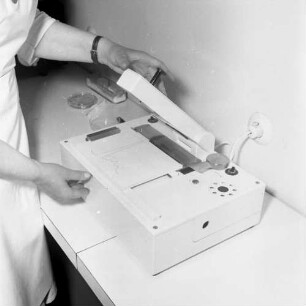 Medizinisches Labor. Blick auf ein medizinisches Gerät (zur Messung des Elektrokardiogrammes ?)