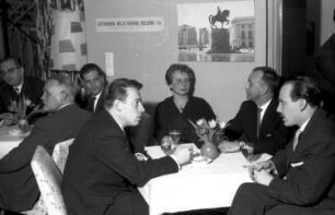 Bonn: Gruppe am Tisch