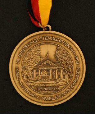 Bronzemedaille Deutsche Meisterschaften in Kurzschrift und Maschinenschreiben in Bad Neuenahr-Ahrweiler, Sinzig und Remagen 1990 am schwarz-rot-goldenen Band : Sammlung Deutscher Stenografenbund. Bronzemedaille Deutsche Meisterschaften in Kurzschrift und Maschinenschreiben in Bad Neuenahr-Ahrweiler, Sinzig und Remagen 1990 am schwarz-rot-goldenen Band. Messing, patiniert; Durchmesser 50 mm, Gewicht 40 g (1990; Deschler & Sohn, München). Dresden: SLUB R c 0556