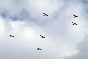 Motorflug-Formation mit 6 Maschinen über dem Hafen Hamburgs. 05.2005