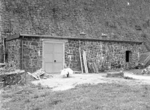 Grünbach-Muldenberg, Klingenthaler Straße. Talsperre Muldenberg. Schieberhaus am Mauerbau (Bruchstein; 1920/1925, 1960/1969 verbreitert). Eingangsseite