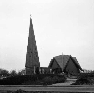 Rethwischdorf: Kirchberg: Christuskirche vor Fertigstellung: Außenansicht von Westen: vorn rechts Arbeiter beim Anlegen der Treppe und der Außenanlagen