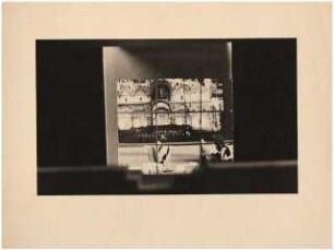 Zeughaus, Berlin Wiederaufbau: Modell des Theaterinnenraumes mit 1/3 geöffnetem Rundhorizont und Fenster zum Hintergrund, Figuren im Hintergrund