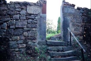 Südlicher Eingang des Friedhofes mit Stiftertafeln von 1616