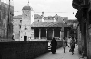 Trogir: Stadtplatz mit Loggia und Uhrturm
