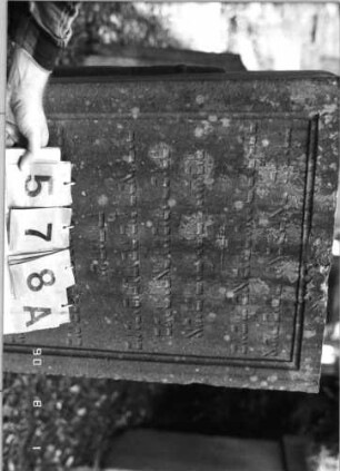 Grabstein 578 (Index: 99790967) Maße HxBxT: 141x67x41 cm Symbolik: nach unten gehaltene Fackeln: Grabstein 578A