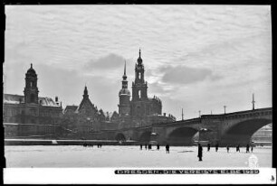 Dresden, die vereiste Elbe 1929, an der Augustusbrücke, Blick auf Katholische Hofkirche, Ständehaus und Residenzschloss