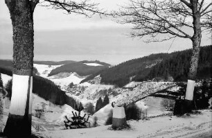 Nußbach: Blick von der Bundesstraße 33 gegen Nußbach; etwas höher; Vordergrund Chausseestein