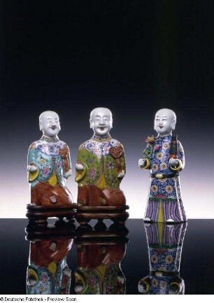Zwei Genien und Knabenfigur mit Mundorgel : Zwei Genien der Eintracht und stehende Knabenfigur mit Lotoszweig und Mundorgel. China, um 1786/1815. Porzellan, Aufglasurmalerei; Höhe 17,5 cm, 17,3 cm und 20,5 cm. Dresden: Staatliche Kunstsammlungen Dresden (SKD), Porzellansammlung P. O. 4559/36237 a (Rosa Familie), P. O. 4559/36237 b (Rosa Familie), P. O. 4560 (Rosa Familie). Reichel (1993) Kat. Nr. 71, 70