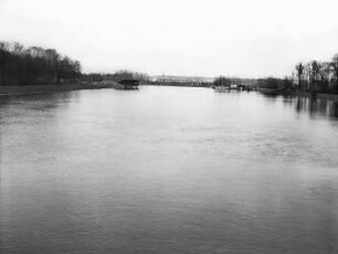 Leipzig. Elsterbecken : Leipzig. Elsterbecken. Blick von der Hindenburg- (Landauer) Brücke nach Nord-Nord-West gegen Regatta-Tribüne und Leipzig-Wahren